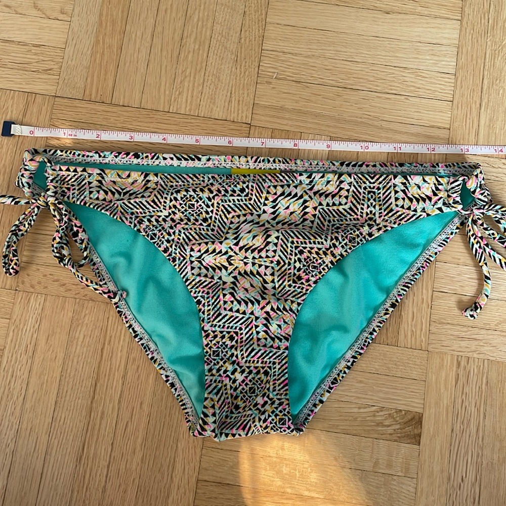 Adjustable bikini bottom